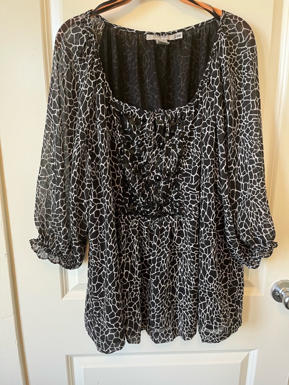 Theme Black & White Giraffe-Pattern Peasant Tunic